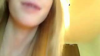 Amateur blonde hottie jerking on webcam